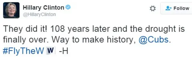 「やった！　108年たってやっと干ばつが終わった。カブスが見事に歴史を作りました。勝利の旗を掲げて」とクリントン氏はツイート。スタッフではなく本人が書いた印にイニシャル「H」で結んでいる