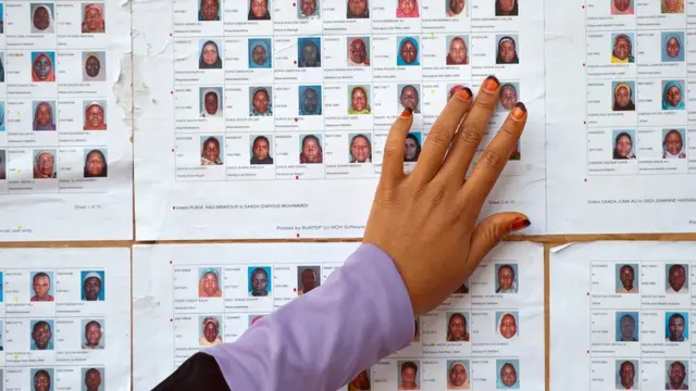 Mwanamke akitafuta kwenye sajili ya wapiga kura