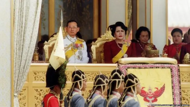 स्वित्झर्लंडला शिकायला गेल्यामुळं अदून्यदेत यांच्या सुरुवातीच्या काळात काही वर्षं त्यांनी नेमलेल्या प्रतिनिधीनं थायलंडवर राज्य केलं. पॅरिसमध्ये त्यांची भेट भावी पत्नी सिरिकत यांच्याशी झाली. सिरिकत या फ्रान्समधील थायलंडच्या राजदूताची मुलगी होत्या.