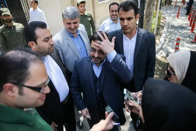 آقای مرتضوی بعد از یکی از جلسات دادگاه کهریزک که در نهایت به حکم زندان او منجر شد