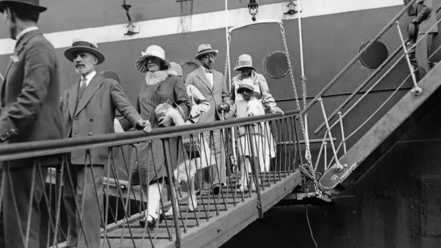 امان الله خان او ملکه ثريا په جرمني کې له کښتۍ د ښکته کېدو پر مهال