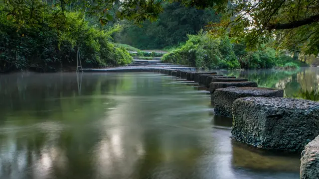 Переход через речку по камням