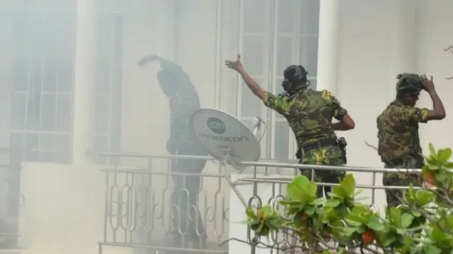 Bomu lilipuka wakati vikosi maalum lilipukua likifanya msako katika nyumba moja karibu mjini Colombo