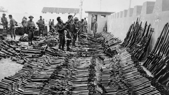 ঢাকায় পাকিস্তানি সৈন্যদের আত্মসমর্পনের পর তাদের জমা দেয়া অস্ত্র দেখছে ভারতীয় সৈন্যরা