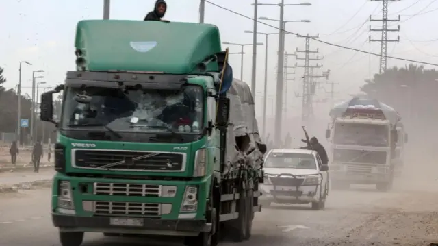 قافلة مساعدات إنسانية تدخل إلى قطاع غزة