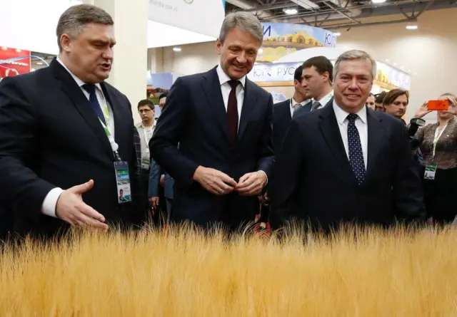 Александр Ткачев в окружении других мужчин