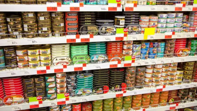 Estantería con conservas de pescado