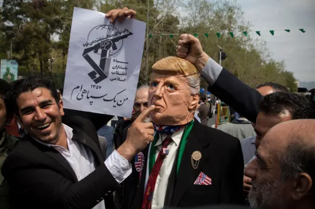 همزمان با این تحولات، مسخره کردن ترامپ یا شعار دادن علیه او در گردهمایی‌های وابسته به حکومت در ایران، بسیار رایج بود