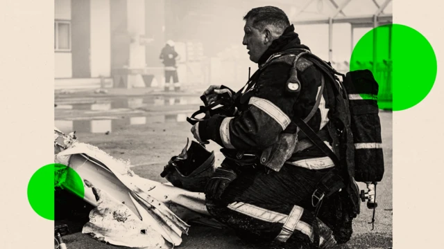 Bombeiro removendo escombros de supermercado destruído