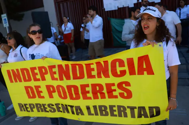 Manifestantes contra la reforma.