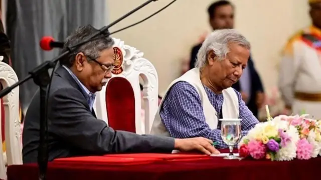 বাংলাদেশের রাষ্ট্রপতি মোহাম্মদ সাহাবুদ্দিন (বায়ে) ও অধ্যাপক মুহাম্মদ ইউনূস (ডানে)