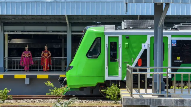 Kereta pengumpan Kereta Cepat Jakarta Bandung yang membawa Presiden Joko Widodo beserta rombongan tiba di Stasiun Bandung, Jawa Barat, Senin (2/10/2023). 