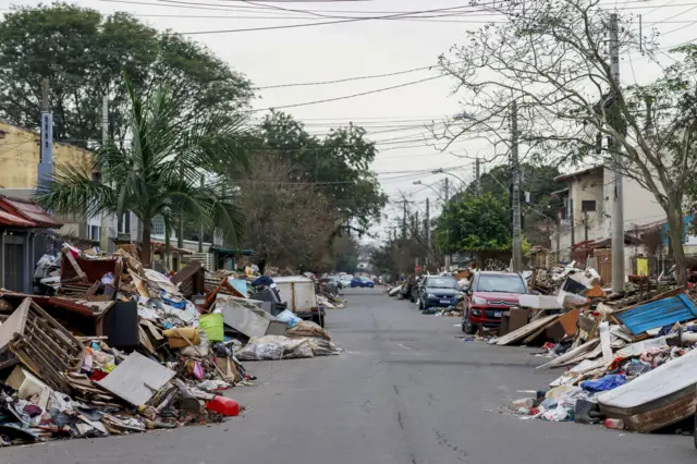 Rua de Canoas com lixo acumulado após as enchentes