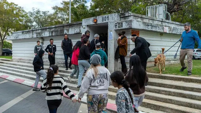 ဗုံးခိုကျင်းထဲ ဝင်နေကြတဲ့ အစ္စရေးပြည်သူတချို့