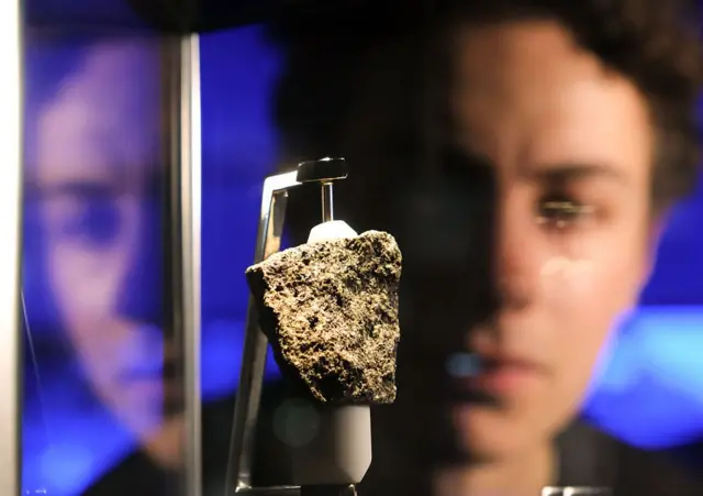 Un joven ve un meteorito en una exhibición en el Museo de Ciencias Naturales de Londres.