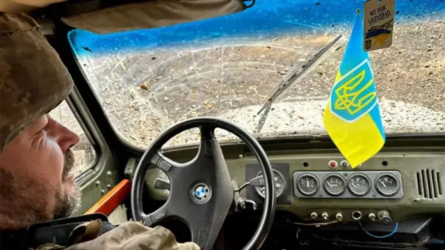 ড্রাইভার ওলেগসহ ইউক্রেনীয় বাহিনীর জিপগাড়ি।