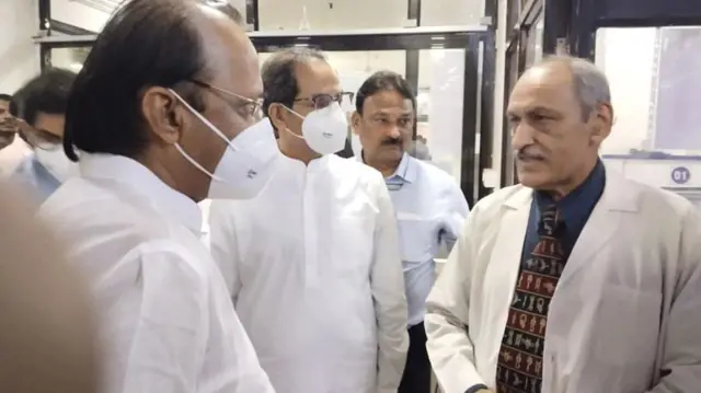 माजी मुख्यमंत्री उद्धव ठाकरे आणि विरोधी पक्षनेते अजित पवार यांनी उपचार घेत असलेल्या श्री सदस्यांची भेट घेतली.