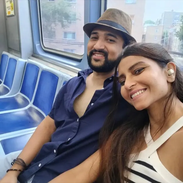 ਆਦਿਤਿਆ ਪ੍ਰਕਾਸ਼ ਅਤੇ ਉਨ੍ਹਾਂ ਦੀ ਮੰਗੇਤਰ ਉਰਮੀ ਭੱਟਾਚਾਰੀਆ ਸਫ਼ਰ ਕਰਦੇ ਹੋਏ