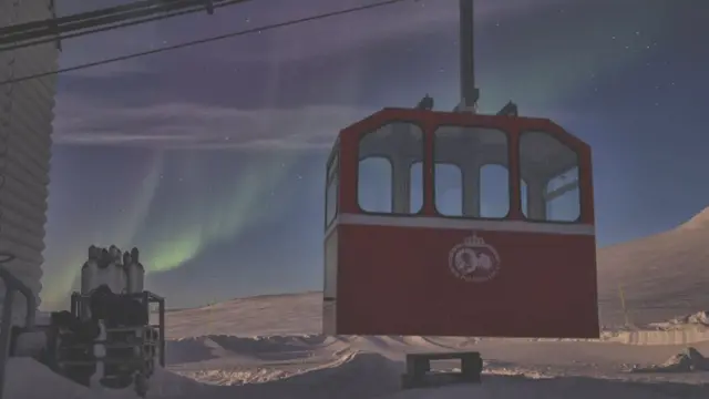 پژوهشگران برای رسیدن به رصدخانه مستقر بر کوه باید با تله‌کابین از شهر به آنجا بروند که از مناظر خیره‌کننده دارد