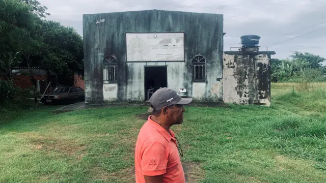 O avanço de igrejas evangélicas em aldeias indígenas: 'Não tem gay, família é sagrada, seguem os mandamentos sem conhecer a Bíblia' Um homem em frente a uma igreja em uma aldeia indígena