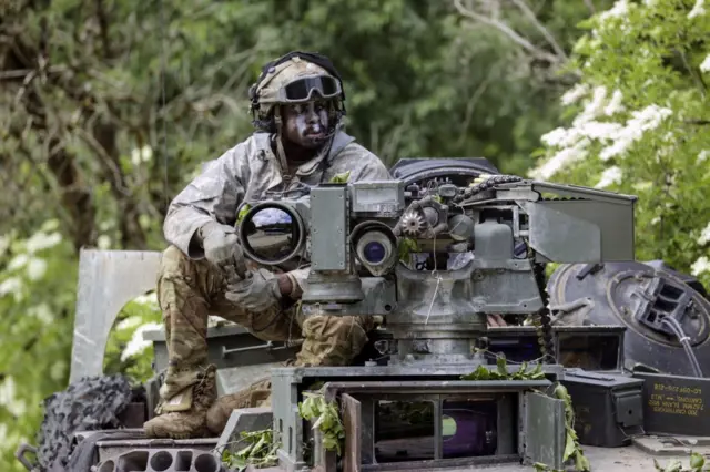 เขตทหารของสหรัฐฯ ในรัฐบาวาเรียของเยอรมนี สถานที่ดังกล่าวมีทหารยูเครนไปซ้อมการใช้รถถังรบอับรามส์