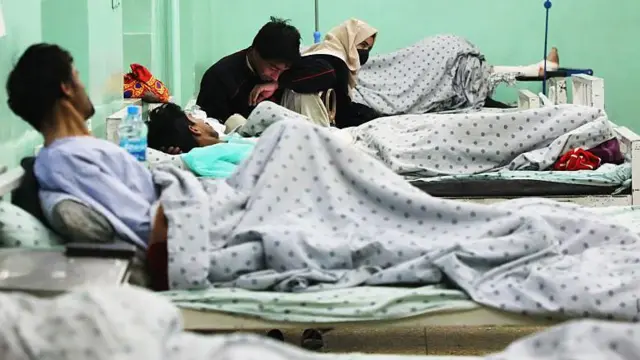 ایک ہسپتال یا کلینک میں مریض بستروں پر لیٹے ہوئے ہیں