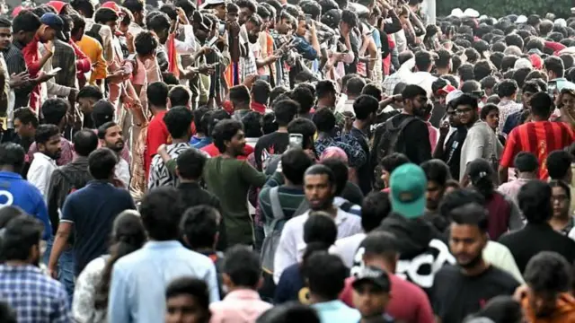 बंगळुरूच्या एम चिन्नास्वामी मैदानाबाहेर जमलेली गर्दी