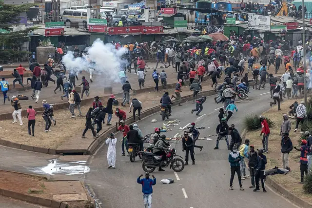 Des manifestants réagissent au milieu de nuages de gaz lacrymogènes tirés par des officiers de police kenyans lors d'affrontements lors des manifestations de la journée de Saba Saba à Nairobi, le 7 juillet 2025.