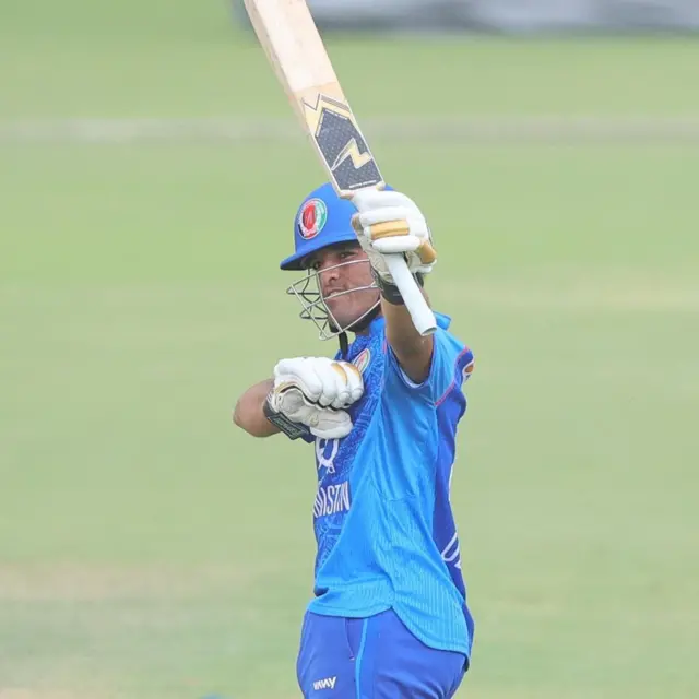 عزیز الله شاهین تر نیمه سلیزه جوړولو وروسته خپل بېټ د ویاړ په انداز پورته نیولی دی.