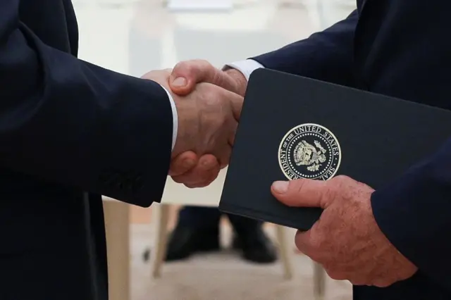 Prezydent Rosji Władimir Putin wita specjalnego wysłannika USA Steve’a Witkoffa przed rozmowami w Moskwie, 6 sierpnia 2025 r.