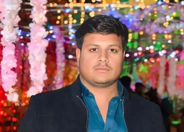 عباس اسماني رنګه کالي او تور جاکټ اغوستی.