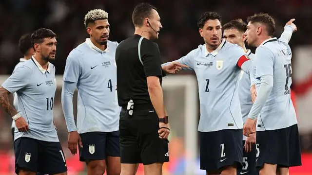 Uruguaylı Federico Valverde ve Jose Maria Gimenez, Wembley Stadyumu'nda İngiltere'nin ilk golünden sonra hakem Sven Jablonski'ye kızdı. 