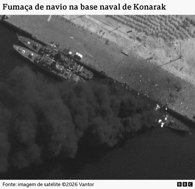 Imagem de satélite mostra três navios atracados em um porto iraniano. Pode-se ver fumaça subindo de um deles.