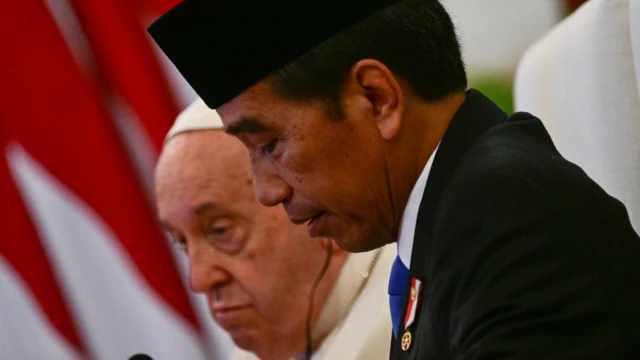 Joko Widodo (kana), saat masih menjabat presiden Indonesia, difoto bersama Paus Fransiskus (kiri) dalam kunjungannya di Indonesia, September 2024 silam.