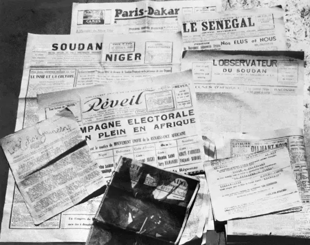 Photo prise en fevrier 1947 de journaux paraissant en Afrique occidentale française (AOF).