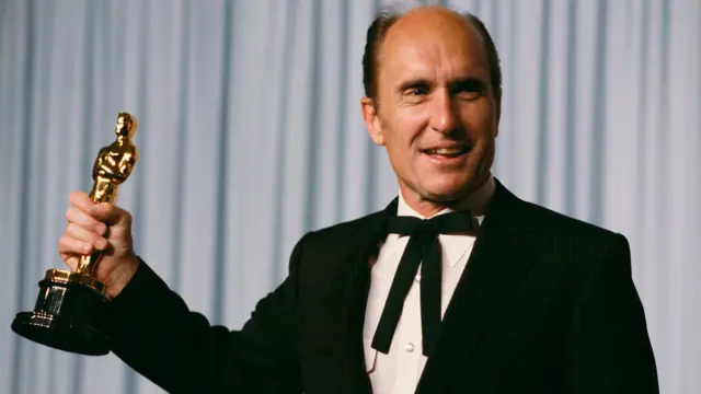Robert Duvall levantando su estatuilla del Oscar