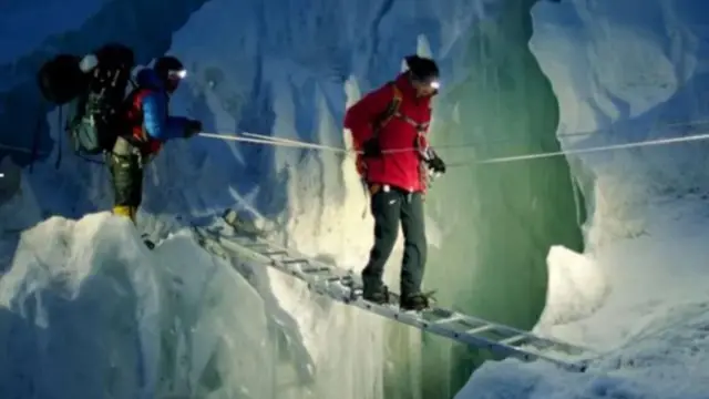 ਸ਼ੇਰਪਾ ਪਹਾੜੀ ਚੜ੍ਹਦੇ ਹੋਏ 