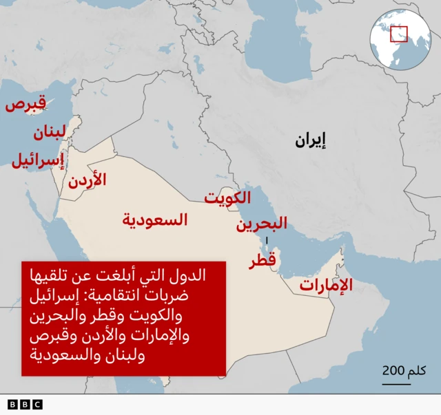 خريطة إقليمية لبي بي سي تُظهر إيران باللون الأبيض واسمها باللون الأسود. الدول التي تعرضت لهجمات إيرانية مُحددة باللون الأحمر - إسرائيل، الكويت، قطر، البحرين، الإمارات العربية المتحدة، الأردن، قبرص، لبنان، السعودية. الدول المجاورة مُحددة باللون الرمادي.