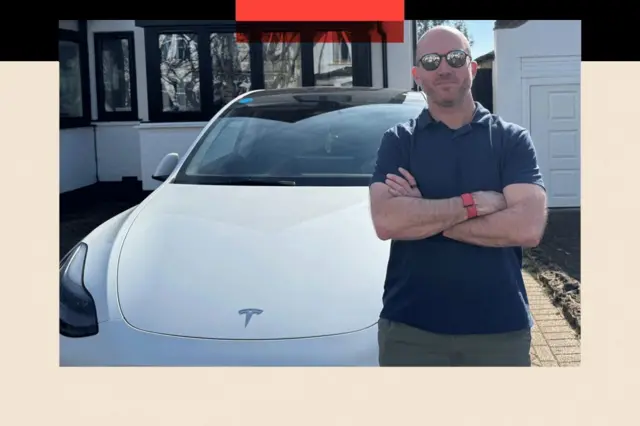 테슬라 자동차 앞에서 선 벤 킬베이는 머스크의 최근 행동에 대한 반감으로 이 차를 "팔 것"이라고 말했다