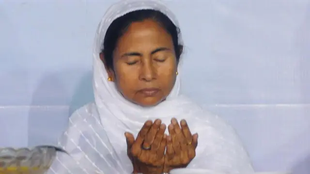 রমজান মাসে একটি ইফতারে মমতা ব্যানার্জী - ফাইল চিত্র