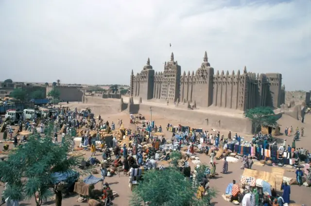 La Grande Mosquée de Djenné, au Mali, est le plus grand édifice en terre crue au monde, chef-d'œuvre de l'architecture soudano-sahélienne. Construite en 1907 sur le site de la première mosquée du XIIIe siècle, elle est bâtie en banco (argile, paille, eau). 