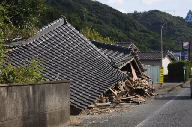 瓦屋根の住宅がつぶれている