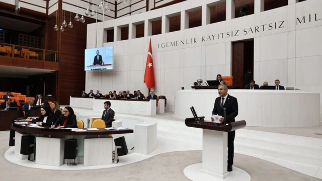 CHP Genel Başkan Yardımcısı Suat Özçağdaş Meclis'te konuşma yaparken