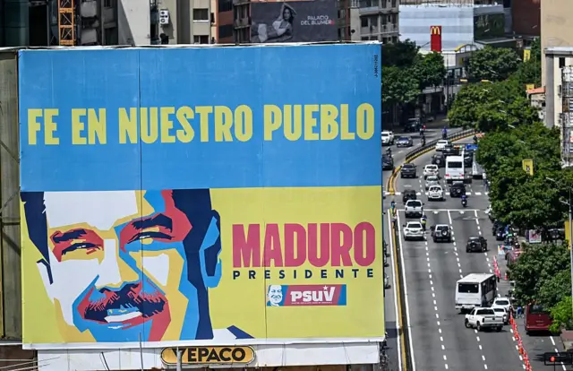Um outdoor nas ruas de Caracas com a imagem de Maduro.