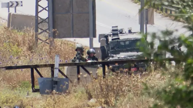 السلطات الإسرائيلية نصبت حواجز وبوابات على مداخل جميع القرى الفلسطينية.