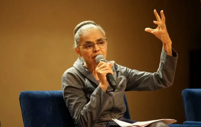 Ministra do Meio Ambiente Marina Silva segurando um microfone durante uma palestra