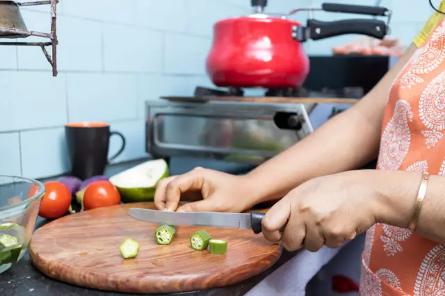 स्त्रियांनी कुटुंबाला प्राथमिकता देण्यासाठी म्हणून नोकरी सोडण्याचं प्रमाण खूप जास्त आहे. 