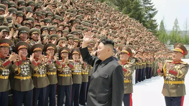 Pirezidaantii biyyattii Kiim Jong Un loltoota heddu waliin