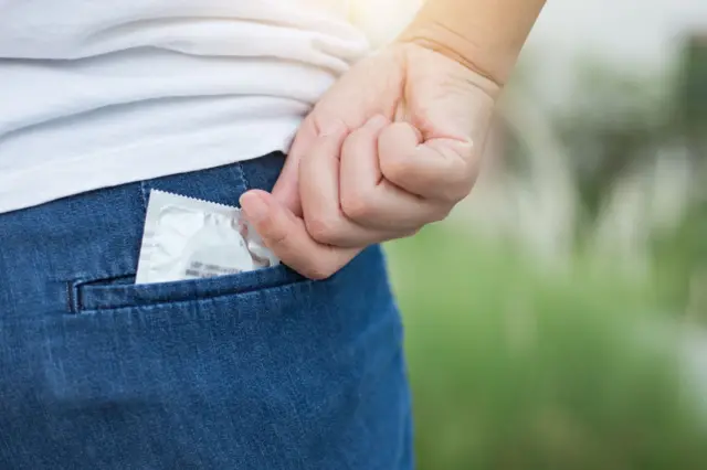 ஆணுறை விலையை 30% சதவீதம் உயர்த்தப்போகும்  உலகின் மிகப்பெரிய உற்பத்தியாளர் -  இரான் போரின் விளைவு