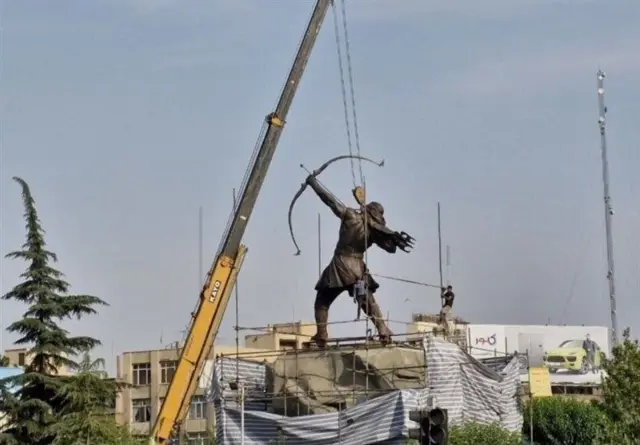 مجسمه آرش کمانگیر در میدان ونک